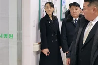 Bà Kim Yo-jong bên phải đang thị sát bệnh viện mới Kusong. Ảnh: AFP.