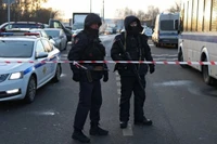 Các sĩ quan cảnh sát phong tỏa con đường gần hiện trường vụ nổ chết người hôm 24/12. Ảnh: Reuters.