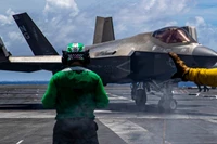Máy bay F-35C trên tàu sân bay USS Abraham Lincoln. Ảnh: MW.
