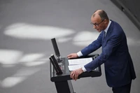 Thủ tướng Đức Friedrich Merz đọc bản tuyên bố của chính phủ trước Hạ viện về hội nghị thượng đỉnh EU sắp tới, tại Berlin, Đức ngày 18/3. Ảnh: Reuters.