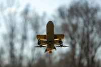 Một UAV đánh chặn Sting do công ty Wild Hornets của Ukraine sản xuất đang bay lượn tại một địa điểm không được tiết lộ ở Ukraine, ngày 16/3. Ảnh: Reuters.