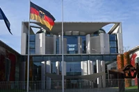 Quốc kỳ Đức tung bay trước Phủ Thủ tướng Liên bang, Berlin, Đức ngày 31/10/2025. Ảnh: Getty.