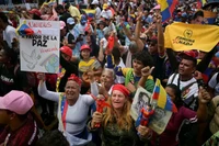 Những người ủng hộ chính phủ ở Caracas tham gia một cuộc tuần hành kêu gọi Mỹ trả tự do cho Tổng thống Nicolas Maduro vào ngày 7/1. Ảnh: Reuters.