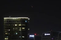 Một quả tên lửa của Iran lao vút qua bầu trời đêm Tel Aviv, Israel ngày 18/3. Ảnh: Reuters.