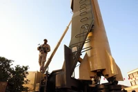 Một tên lửa tầm xa của Iran tại một cuộc biểu tình chống Israel ở Tehran. Ảnh: Shutterstock.