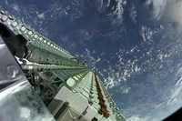 Starlink cho biết việc đưa các vệ tinh của họ xuống quỹ đạo thấp hơn trong năm nay sẽ giúp giảm hơn 80% thời gian phân rã theo quỹ đạo đạn đạo. Ảnh: TNS.