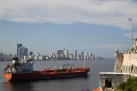 Tàu chở dầu và hóa chất Ocean Mariner mang cờ Liberia đi qua vịnh Havana ngày 11/1, trong bối cảnh căng thẳng giữa Mỹ và Cuba leo thang. Ảnh: Reuters.