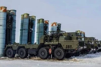 Phương tiện phóng tên lửa đất đối không thuộc hệ thống phòng không S-400. Ảnh: MW.
