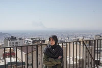 Asal, một nhà thiết kế thời trang 35 tuổi điều hành xưởng riêng, cho biết bà lo lắng về tương lai và công việc, nhưng vẫn quyết định ở lại Tehran. Ảnh: Guardian.