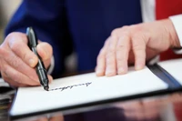 Tổng thống Mỹ Donald Trump ký tên khi ông duyệt các sắc lệnh và tuyên bố hành pháp tại Phòng Bầu dục ở Nhà Trắng, Washington, D.C., Mỹ ngày 9/4/2025. Ảnh: Reuters.