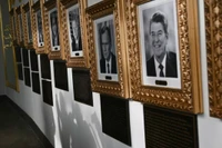 Những bức chân dung kèm theo các tấm biển chú thích mới trên Đại lộ Danh vọng Tổng thống ở khu vực hành lang của Nhà Trắng, ngày 17/12. Ảnh: AFP.