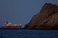 Một con tàu chở hàng di chuyển qua eo biển Hormuz. Ảnh: Reuters.