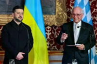 Tổng thống Ukraine Volodymyr Zelensky (trái) và Chủ tịch Hội nghị An ninh Munich Wolfgang Ischinger tham dự lễ trao giải thưởng Ewald von Kleist bên lề Hội nghị An ninh Munich lần thứ 62 (MSC). Giải thưởng năm nay được trao cho người dân Ukraine. Ảnh: DPA.