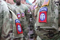 Các binh sĩ thuộc Sư đoàn Dù tinh nhuệ 82 đứng thành hàng tại quảng trường thị trấn Sainte Mere Eglise, Pháp, vào tháng 6/2019. Ảnh: CNN.