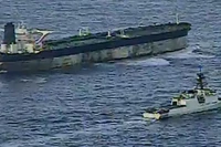 Tàu tuần tra bờ biển Mỹ hộ tống tàu chở dầu Marinera. Ảnh: Getty.