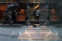 Một người quét dọn đi bộ gần các tác phẩm điêu khắc dưới chân các tòa nhà chọc trời của Trung tâm Thương mại Quốc tế Moscow ngày 2/10. Ảnh: Reuters.