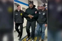 Một đoạn video được đăng tải bởi tài khoản Rapid Response 47 của Nhà Trắng trên X cho thấy Tổng thống Venezuela Nicolas Maduro được dẫn giải vào văn phòng của Cơ quan Phòng chống Ma túy Mỹ (DEA) tại New York. Ảnh: Reuters.