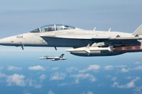 Máy bay tấn công điện tử EA-18G phóng tên lửa chống bức xạ AGM-88. Ảnh: MW.