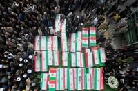 Lễ tang các nạn nhân của vụ không kích vào một trường tiểu học nữ sinh ở Minab, Iran ngày 3/3. Ảnh: Getty.