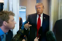 Tổng thống Trump phát biểu trước giới truyền thông trên chuyên cơ Không lực Một hôm 7/3. Ảnh: Getty.