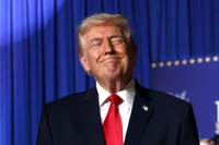 Tổng thống Mỹ Donald Trump bước lên sân khấu phát biểu trong một sự kiện tại Trung tâm Sự kiện Horizon vào ngày 27/1 ở Clive, Iowa. Ảnh: Getty.