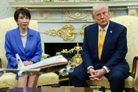 Tổng thống Mỹ Donald Trump gặp Thủ tướng Nhật Bản Sanae Takaichi hôm 19/3. Ảnh: Reuters.