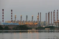 Hình ảnh tổng quan về nhà máy lọc dầu Abadan ở tây nam Iran ngày 21/9/2019. Ảnh: Reuters.