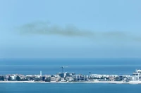 Khói vẫn còn vương trên bầu trời sau những tiếng nổ lớn ở Doha, Qatar, hôm 28/2. Ảnh: Reuters.