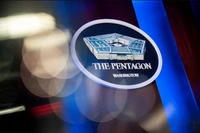 Biểu tượng của Lầu Năm Góc được nhìn thấy phía sau bục phát biểu trong phòng họp báo tại Lầu Năm Góc ở Arlington, Virginia, Mỹ. Ảnh: Reuters.