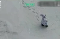 Hình ảnh lính Nga trong bộ đồ kỳ lạ được Ukraine công bố. Ảnh: The Sun.