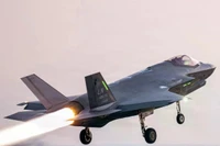 Một chiếc F-35A Lightning II cất cánh từ một địa điểm không được tiết lộ để hỗ trợ chiến dịch "Epic Fury". Ảnh: AFP.