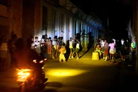 Người dân tụ tập trên đường phố trong thời gian mất điện do lưới điện quốc gia Cuba bị sập vào ngày 16/3. Ảnh: Reuters.