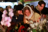 Người dân tụ tập bên ngoài quán bar "Le Constellation" sau vụ hỏa hoạn và nổ xảy ra trong một bữa tiệc đêm giao thừa khiến nhiều người thiệt mạng và bị thương tại khu nghỉ dưỡng trượt tuyết cao cấp Crans-Montana ở tây nam Thụy Sĩ, ngày 1/1. Ảnh: Reuters.