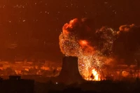 Các cuộc tấn công gần tháp Azadi, gần sân bay quốc tế Mehrabad của Tehran vào tối 7/3. Ảnh: AFP.