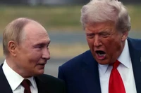 Tổng thống Mỹ Donald Trump chào đón Tổng thống Nga Vladimir Putin tại Căn cứ Liên hợp Elmendorf-Richardson vào ngày 15/8/2025 tại Anchorage, Alaska. Ảnh: Getty.