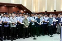 Bạch Ứng Thương (ngoài cùng bên trái) là một trong những thành viên chủ chốt của băng đảng tội phạm gia tộc họ Bạch bị xử tử ở Trung Quốc vì hàng loạt hoạt động bất hợp pháp ở Myanmar. Ảnh: SCMP.