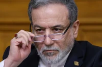 Ngoại trưởng Iran Abbas Araqchi chỉnh kính trong cuộc họp báo sau cuộc hội đàm với Ngoại trưởng Nga Sergei Lavrov tại Moscow, Nga, ngày 17/12/2025. Ảnh: Reuters.