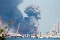 Khói bốc lên trời sau những tiếng nổ lớn ở Manama, Bahrain, ngày 28/2. Ảnh: Reuters.