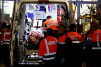 Những người bị ảnh hưởng bởi vụ tai nạn được chuyển đến và điều trị tại Bệnh viện Thành phố Caseta ở thị trấn Adamuz, ngày 18/1. Ảnh: Reuters.