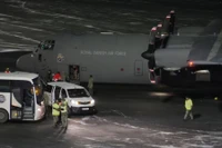 Một máy bay của Không quân Hoàng gia Đan Mạch chở các binh sĩ mặc quân phục hạ cánh xuống sân bay Nuuk, Greenland, ngày 14/1. Ảnh: Reuters.