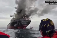 Khói bốc lên từ tàu Mayuree Naree sau khi nó bị trúng đạn. Ảnh cắt từ clip.