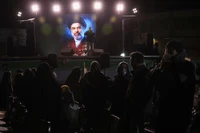 Hình ảnh lãnh tụ tối cao mới của Iran, ông Mojtaba Khamenei, được hiển thị trên màn hình ở Tehran, Iran hôm 9/3. Ảnh: Reuters.