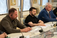 Theo SVR, nhiều quan chức Ukraine đang bí mật chuyển gia đình, tài sản ra nước ngoài. Ảnh: Getty.