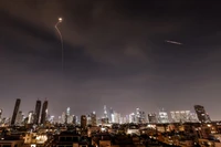 Những vệt sáng chiếu rọi bầu trời trong một nỗ lực đánh chặn giữa cuộc xung đột Mỹ-Israel với Iran, trên bầu trời Tel Aviv, Israel ngày 23/3. Ảnh: Reuters.