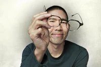 Edwin Chen, nhà sáng lập công ty Surge AI. Ảnh: Forbes.