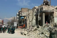 Người dân Iran tập trung quanh tòa nhà đồn cảnh sát bị hư hại ở trung tâm Tehran, Iran. Ảnh: EPA.