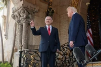 Thủ tướng Israel Benjamin Netanyahu ra hiệu khi được Tổng thống Mỹ Donald Trump chào đón trong các cuộc gặp tại câu lạc bộ Mar-a-Lago ở Palm Beach, Florida, Mỹ, ngày 29/12. Ảnh: Reuters.