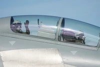 Các phi công lái chiến đấu cơ J-16 chào khán giả trong các hoạt động ngày hội hàng không năm 2025 của Không quân Trung Quốc và Triển lãm Hàng không Trường Xuân tại Trường Xuân, Trung Quốc ngày 19/9/2025. Ảnh: Getty.