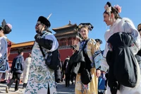 Du khách trong và ngoài nước trong trang phục truyền thống Trung Quốc tham quan Bảo tàng Cung điện ở Bắc Kinh, Trung Quốc, ngày 10/1. Ảnh: Getty.