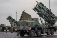 Các bệ phóng từ hệ thống phòng không Patriot do Mỹ sản xuất. Ảnh: MW.